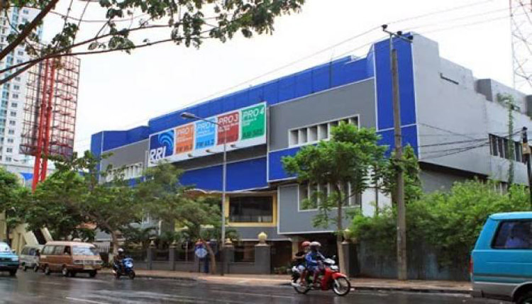 Gedung RRI Surabaya ditutup total setelah 54 karyawannya dinyatakan positif corona. (DOK JAWAPOS.COM)